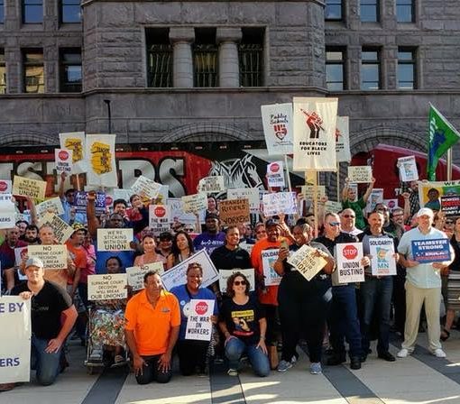 Trabajadores en Minnesota protestan despues del verdicto de la Corte Suprema en el caso Janus v. AFSCME.