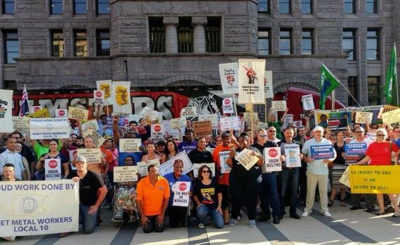 Trabajadores en Minnesota protestan despues del verdicto de la Corte Suprema en el caso Janus v. AFSCME.